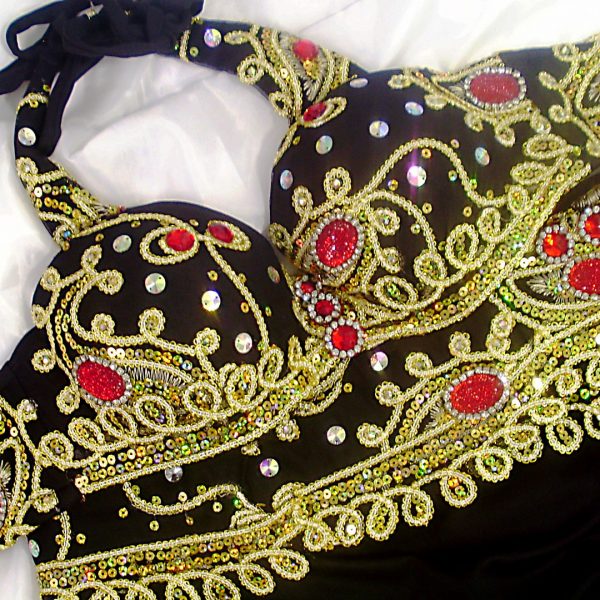 Figurino para dança do ventre preto, ouro e vermelho