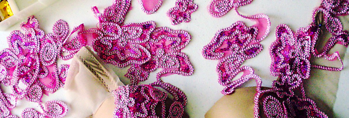 Figurino para dança do ventre rosa - detalhe aplique